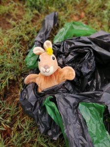 Hopla la marionette kangourou de Petits Bonds à la chasse aux déchets