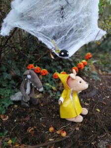 Hopla marionnette kangourou de Petits Bonds apprivoise sa peur du loup d'Halloween